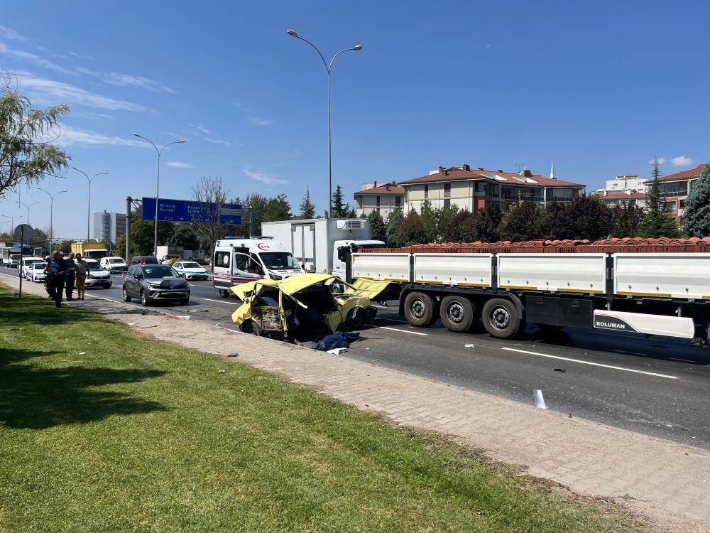 Tofaş faciası! TIR’a çarptı, ikiye bölündü: 1 ölü, 3 yaralı 3